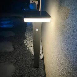 LUMIHOME Borne Led Solaire SUN 1000 Noire Ultra-puissante 1000 Lumens -Hauteur 84 Cm - Avec Détecteur De Présence - Batterie Amovible